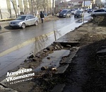 В Астрахани улица уже месяц тонет из-за прорвавшейся трубы