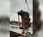 Эпичное фото: со дна астраханского канала достали нечто