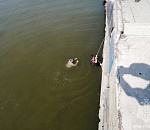 Мужчина и женщина упали в Волгу с трехметрового парапета на центральной набережной Астрахани