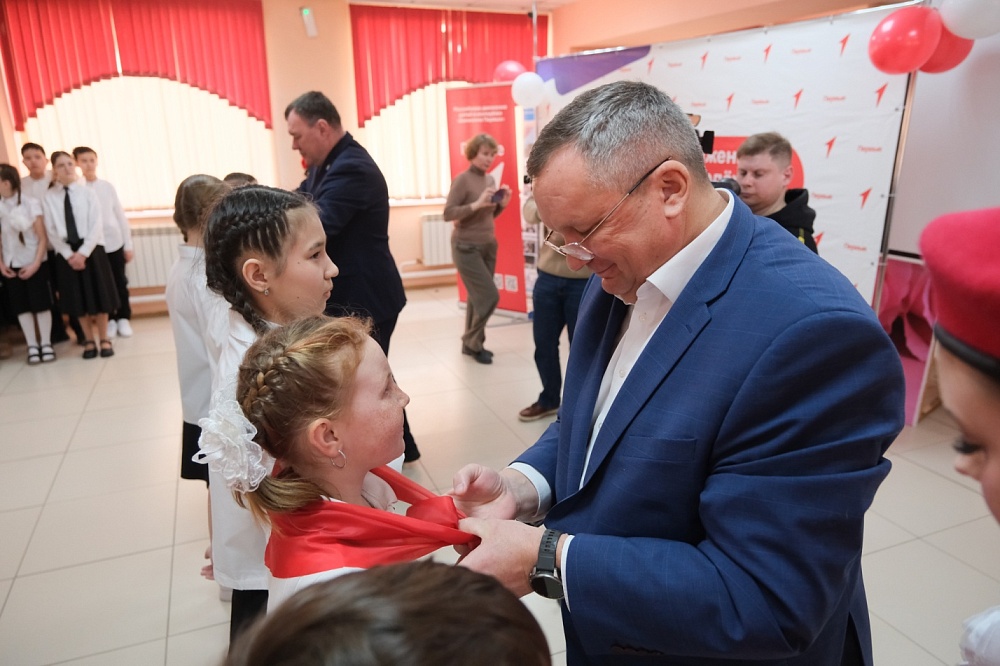 Игорь Мартынов повязал юным камызякцам красные галстуки