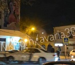 В центре Астрахани иномарка протаранила забор и фонарный столб