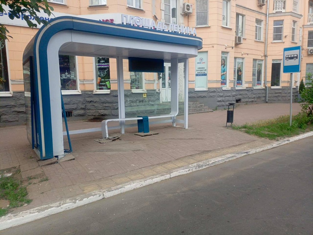 В центре Астрахани водитель въехал в новую остановку