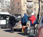 Астраханским школьникам и студентам продают пирожки, шаурму и энергетики с багажника авто