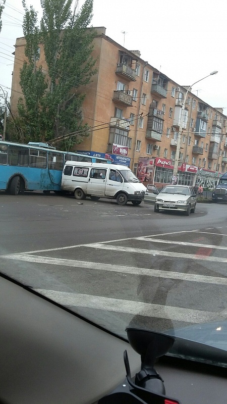 Фото дня: это не шутки - троллейбус и маршрутка