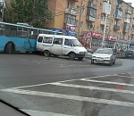 Фото дня: это не шутки - троллейбус и маршрутка