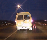 В Астрахани странный мужчина в розовых джинсах пытался залезть в ехавшую маршрутку 