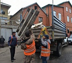 В Астрахани рынок Большие Исады массово зачистили от машин и инвентаря: видео