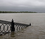 В Астрахани пик половодья, вода затопила лестницы на набережных