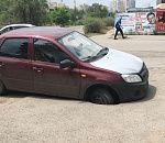 В Астрахани легковушка нашла яму, в которую и провалилась