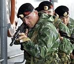 Морские пехотинцы на Каспии учатся вести огонь из самоходок