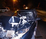 В Астрахани экскаватор протаранил автомобиль