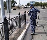 В Астрахани специализированными аппаратами моют остановки и леерку 