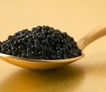 Астраханские полицейские пришли обыскать подозреваемого в убийстве и нашли черную икру