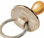 Для астраханских алиментщиков устроили показ детской одежды