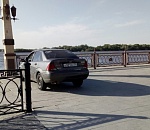 В Астрахани авто выехало на тротуар Набережной Волги