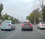 В Астрахани полиция вычислила водителя "Таксолета", который чуть не проехался по пешеходу: видео