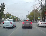 В Астрахани полиция вычислила водителя "Таксолета", который чуть не проехался по пешеходу: видео