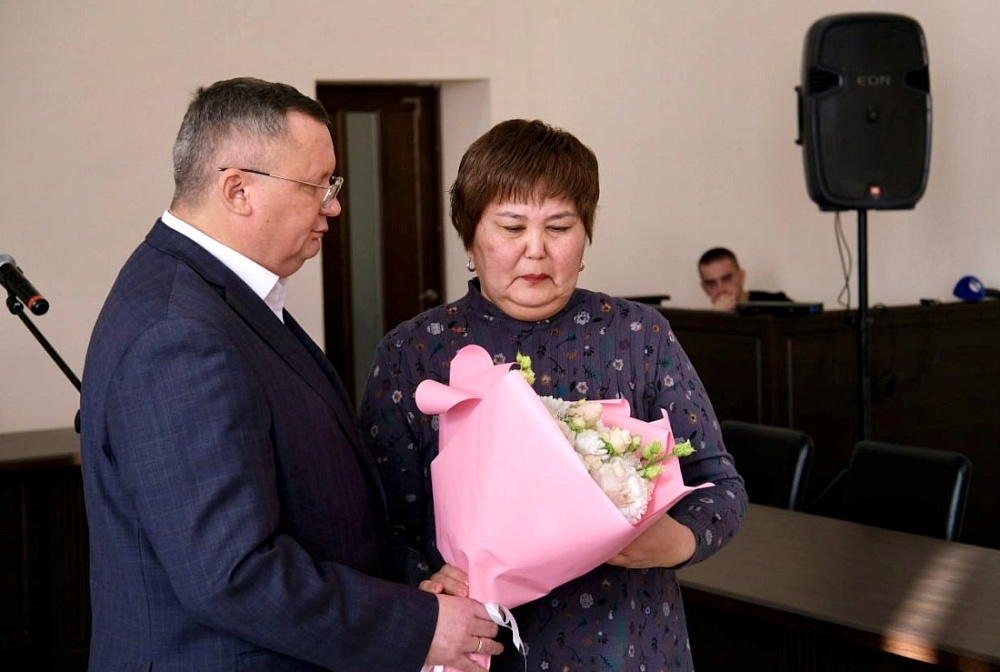 Награды героев вручили камызякским семьям