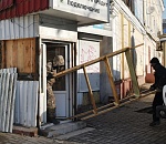 Почти как в Москве: В центре Астрахани разбирают незаконный торговый павильон