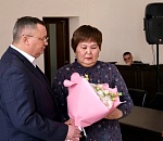 Награды героев вручили камызякским семьям