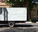 В Астрахани припарковавший грузовик перекрыл половину проезжей части