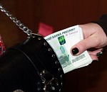 На банкете учительница украла деньги у астраханки