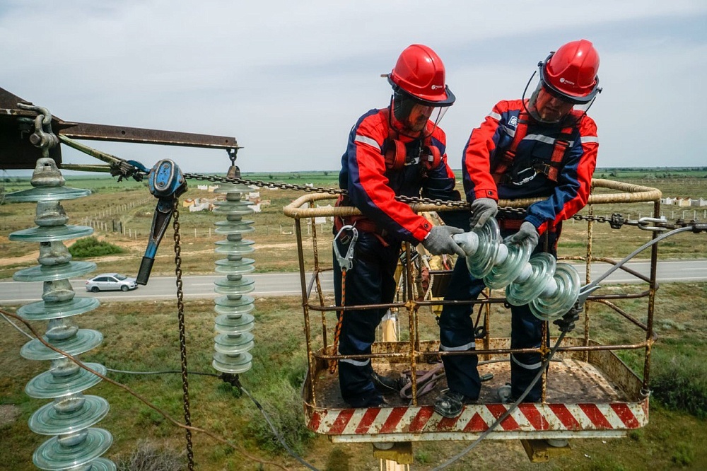 Линии электропередачи в Астраханской области избавят от веток и вьюнов