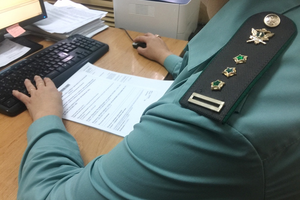 Астраханские судебные приставы взыскали крупный коррупционный штраф