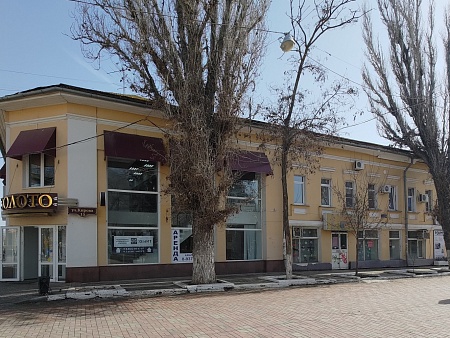Мэрия Астрахани восьмой год оплачивает ущерб за дыру в полу купеческого особняка