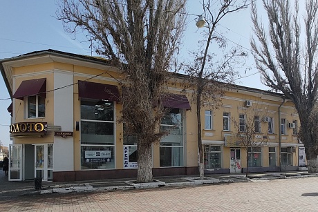 Мэрия Астрахани восьмой год оплачивает ущерб за дыру в полу купеческого особняка