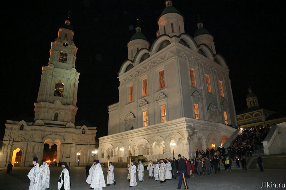 Александр Жилкин встретил Пасху в Успенском соборе Астраханского кремля