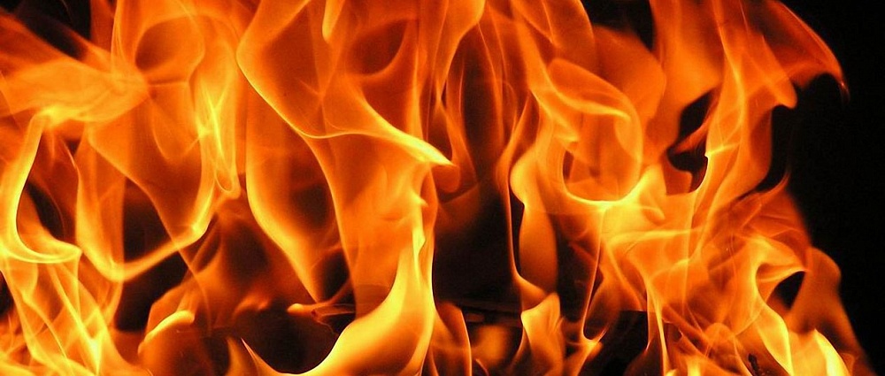В Астрахани горел заброшенный дом