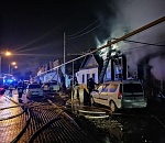 Ночной пожар рядом с набережной в Астрахани охватил два дома, есть пострадавшие