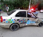 В Астрахани такси сбило школьницу на тротуаре 