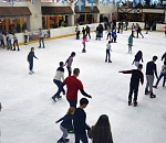 В эти дни ледовый каток в Астрахани нарасхват
