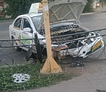 Фото дня: эко-такси протаранило ограждение