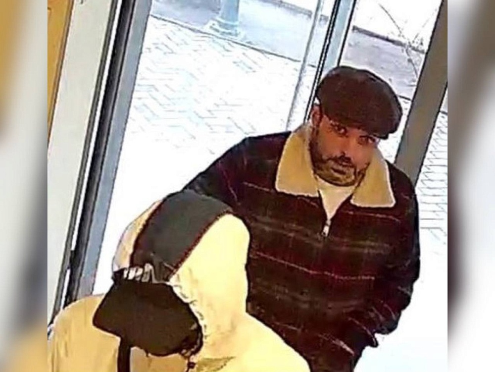 В Астрахани разыскивают вора, забравшего из банкомата чужие деньги