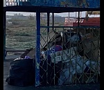 В Астрахани остановку завалили мусором с логотипом известного интернет-магазина 