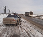На астраханской трассе молодой водитель ВАЗ выехал на встречку и столкнулся с автобусом, есть пострадавшие