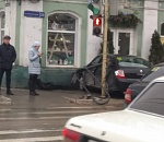 В центре Астрахани два новичка не поделили дорогу и цветочный магазин