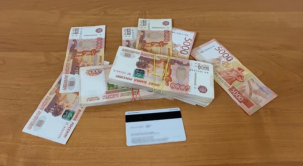 В аэропорту Астрахани задержали курьера мошенников с похищенным у пенсионерки миллионом