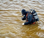 Водолазы извлекли тело утонувшего мужчины в Астрахани