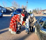 В новогодние дни на дорогах шести астраханских муниципалитетов дежурили Дед Мороз и Снегурочка