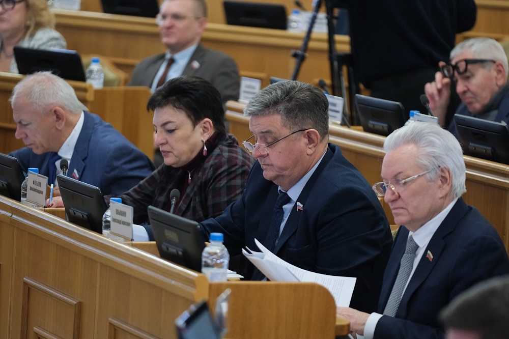 На пленарном заседании Думы Астраханской области депутаты рассмотрели более 35 вопросов