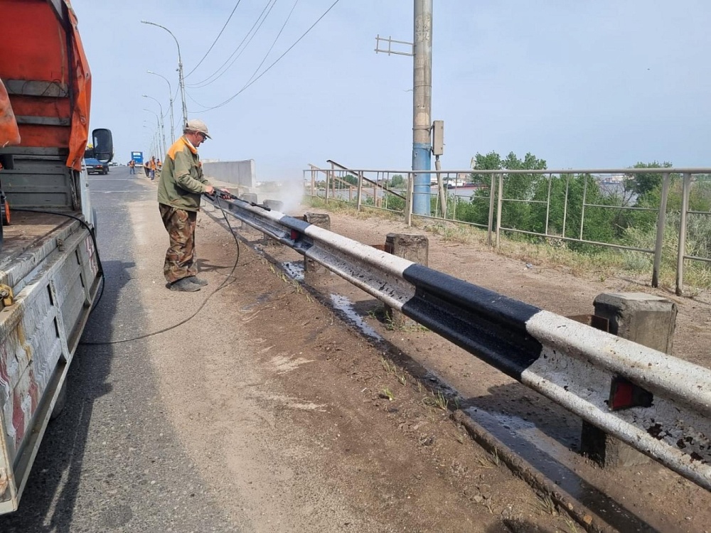 В Астрахани моют, чистят и красят Новый мост 