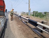 В Астрахани моют, чистят и красят Новый мост 