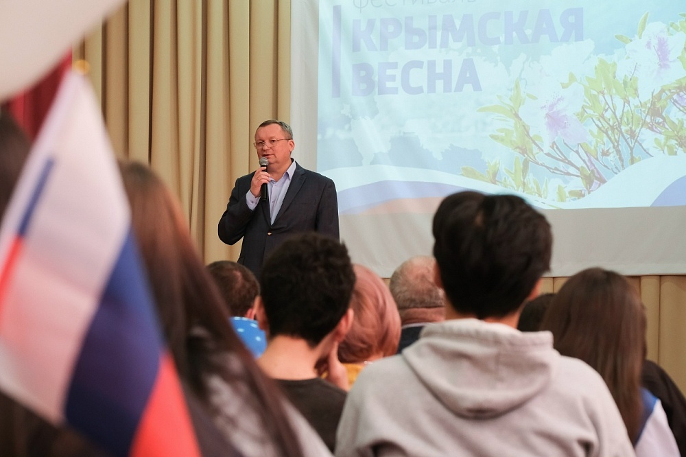 Игорь Мартынов поздравил жителей Камызякского района с годовщиной «Крымской весны»