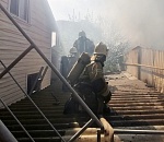 В Астрахани разом запылали жилой дом и две хозпостройки