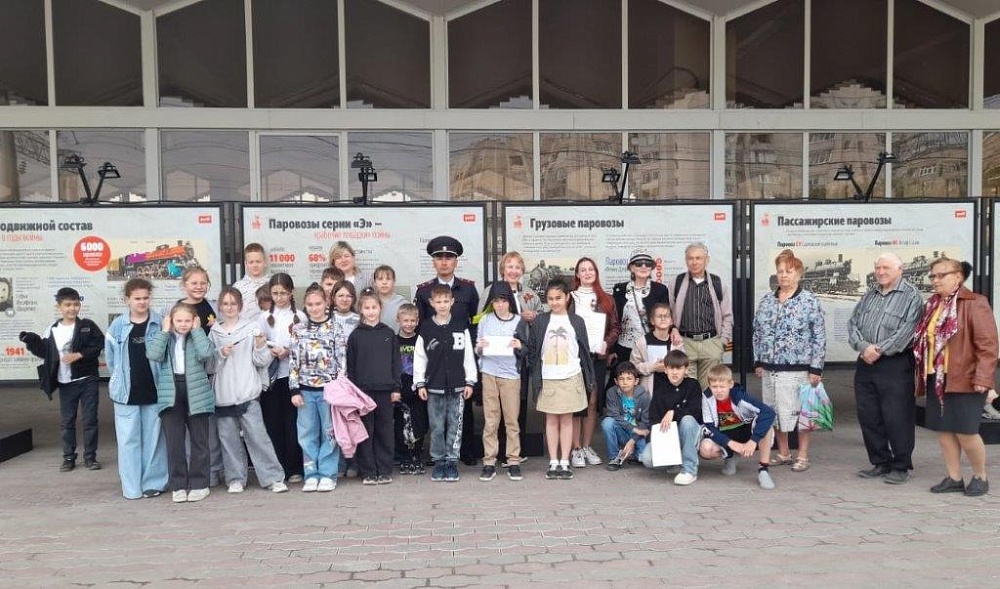 Две тематические выставки ко Дню Победы открыли на железнодорожном вокзале Астрахани