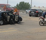 В центре Астрахани на месте дорожных работ столкнулись иномарка и мотоцикл